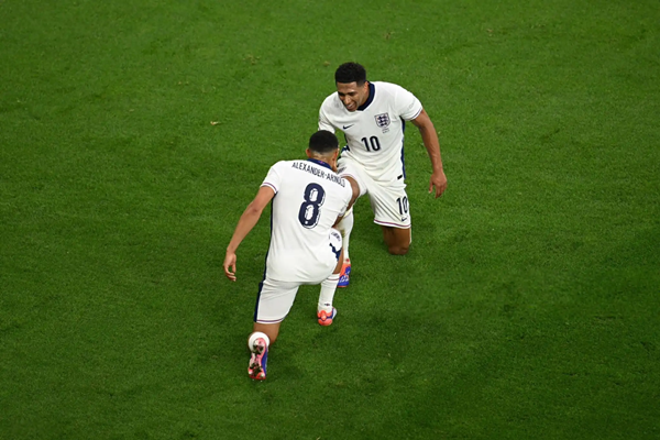 Những ngôi sao Real Madrid từng mê mẩn Barcelona: Chuyện tình yêu bóng đá đầy thú vị