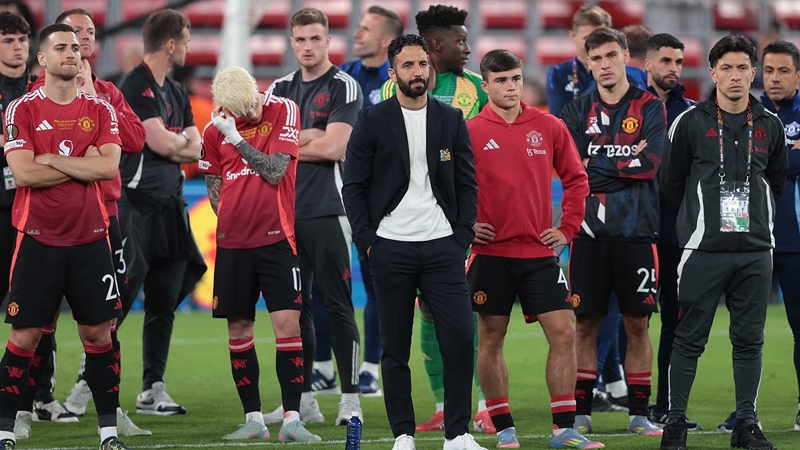 Manchester United chia tay loạt sao lớn, mở ra kỷ nguyên mới