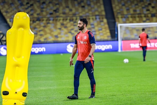 Thử thách lớn của HLV Ruben Amorim tại Manchester United: Sự xung đột chiến thuật giữa học viện và đội một